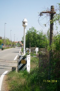 Passaggio a livello presso Rovasenda: oltre alle sbarre manca anche il segnale luminoso ottico fisso.