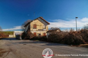 La stazione di Roccadebaldi sulla linea Cuneo Mondovì