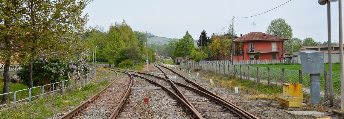 Castagnole delle Lanze: a destra verso Alessandria, a sinistra verso Asti ...