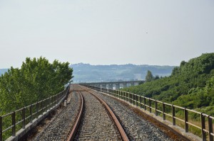 Un'immagine del viadotto di Castagnole delle Lanze