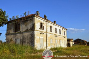 L'edificio della stazione di Moretta, così come si presenta oggi. 