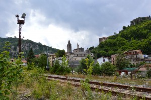 La linea nel tratto ormeasco, con il paese sullo sfondo