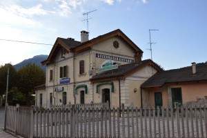 La caratteristica stazione di Luserna San Giovanni. 